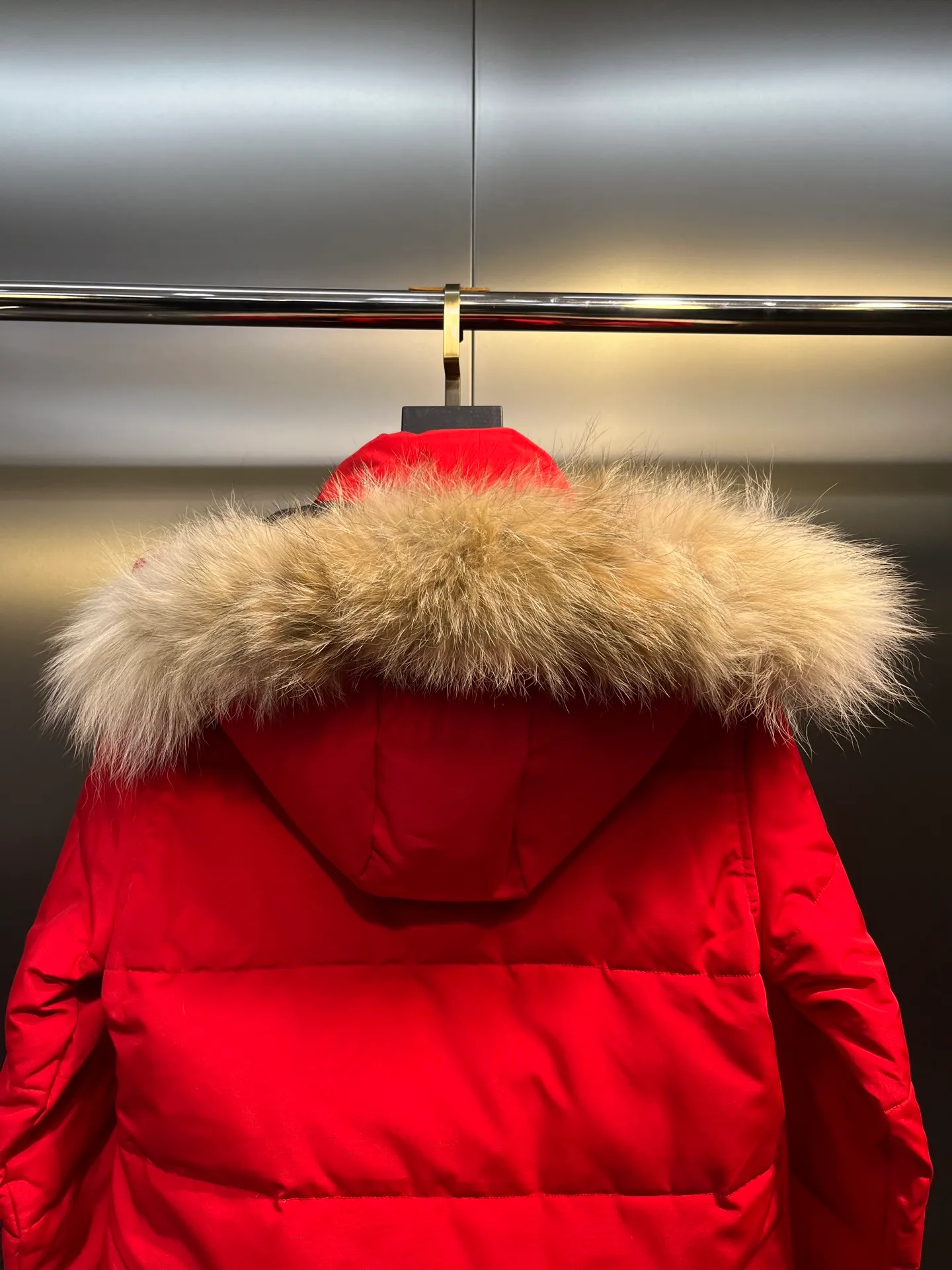 P840 CANADA GOOSE parka 22 styles ➖ Genuine synchronous anti-counterfeiting chip sensor! ➖ Imported 21-count polyester-cotton blended original fabric [last year’s 16-count/18-count hard fabrics have been completely eliminated, this year all use 21-count genuine synchronous fabrics, the soft mid-strap feels delicate and textured], genuine synchronous Feather-Light 10D waterproof coating fabric, made of 84.5 polyester fiber and 15.5 cotton, 100% the best feel in the entire network! ➖ The genuine official website is synchronized with the national standard 80 white duck down, you can check the official website customer service, there will never be a series of misleading claims such as 90 down or goose down! ➖ Using the best nylon lining with double double-layer sealing design, velvet-proof No. 7 needle + grid-filled down ready-made garments, there is 100% no so-called velvet running! ➖ The cuffs are designed with thickened seamless threads, and the collar and pockets are lined with top-quality polar fleece to keep you warm and comfortable! ➖ Yoshida YKK provides original custom-made electroplated sliders. YKK two-way lockable zippers are tight and smooth and will not peel off paint! ➖ 3M composite guarantees that the Velcro is the same as the original, durable, and all accessories and hardware are custom-made! ➖ Imported BEHRINGER embroidery machine to customize the 10,000-needle embroidery logo, 98% of which can be reproduced to restore the original logo. You can check and compare on the official website! ➖ The fur collars are all made of large pieces of Western Canadian blue wolf hide, ensuring that each fur collar is 13-15cm wide! size：xs-xl